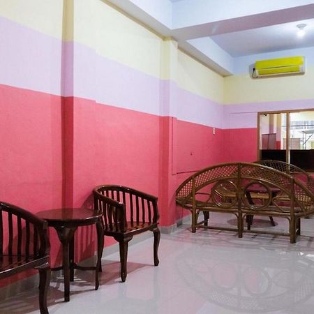 Hotel Reddoorz Plus @ Jalan Gatot Subroto Medan Sunggal Esterno foto