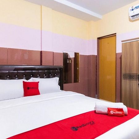 Hotel Reddoorz Plus @ Jalan Gatot Subroto Medan Sunggal Esterno foto