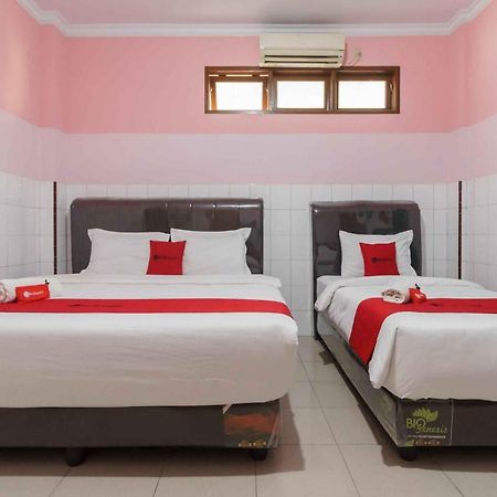 Hotel Reddoorz Plus @ Jalan Gatot Subroto Medan Sunggal Esterno foto