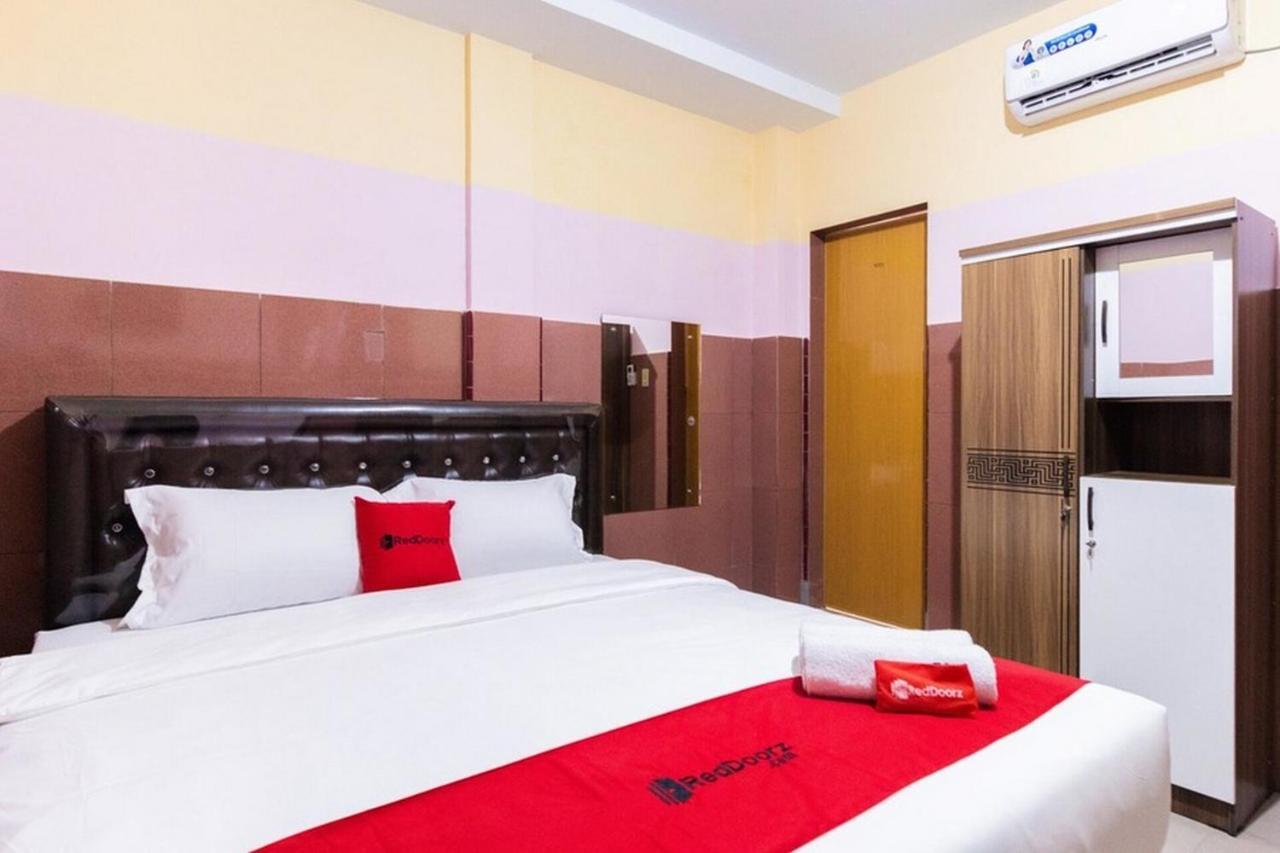 Hotel Reddoorz Plus @ Jalan Gatot Subroto Medan Sunggal Esterno foto