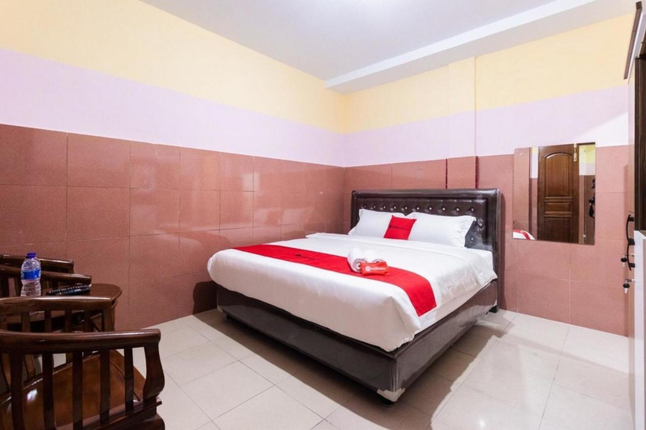 Hotel Reddoorz Plus @ Jalan Gatot Subroto Medan Sunggal Esterno foto