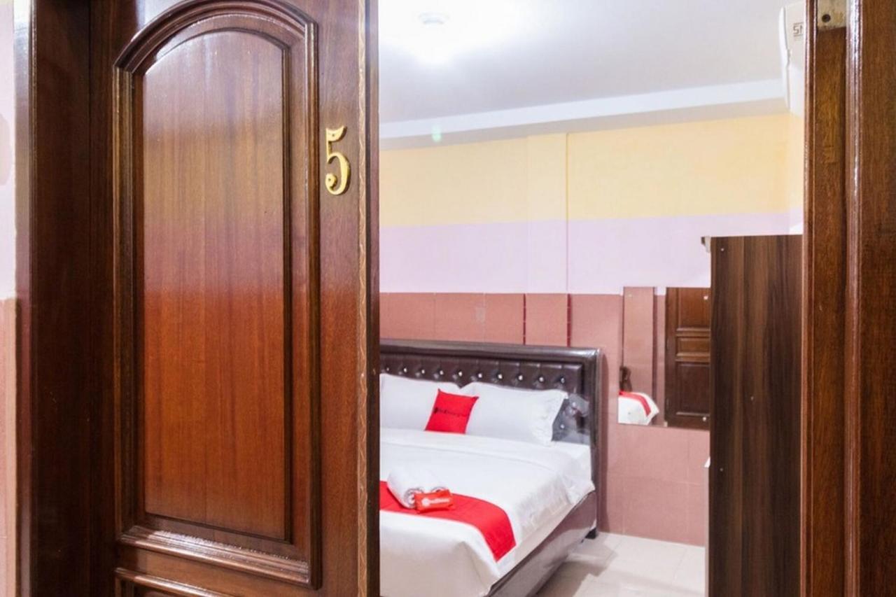 Hotel Reddoorz Plus @ Jalan Gatot Subroto Medan Sunggal Esterno foto