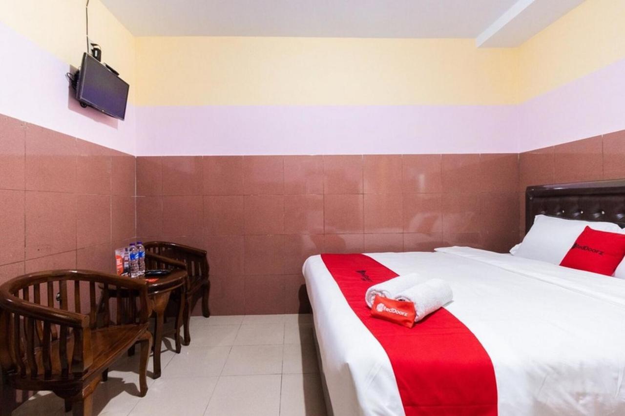 Hotel Reddoorz Plus @ Jalan Gatot Subroto Medan Sunggal Esterno foto