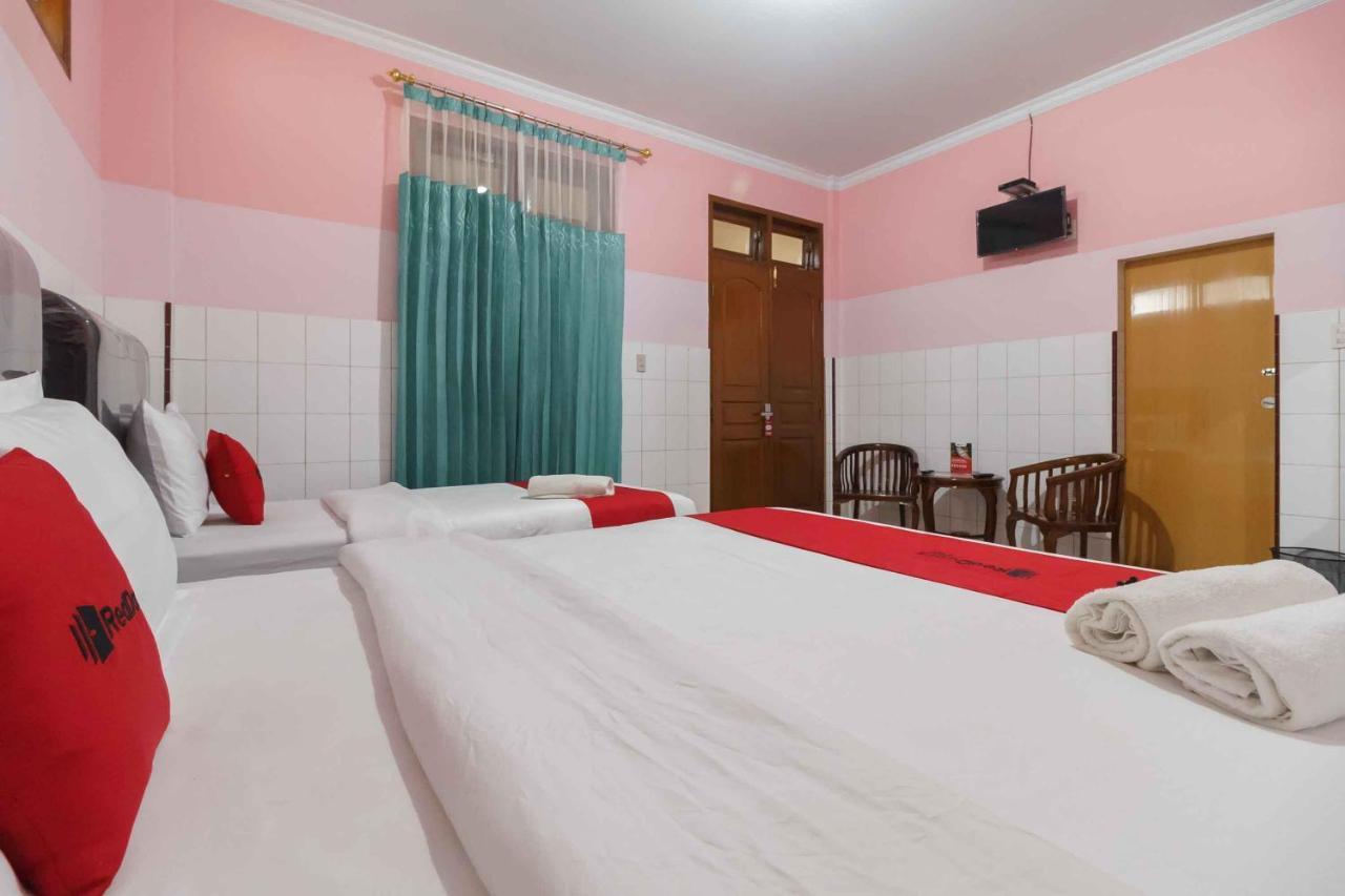 Hotel Reddoorz Plus @ Jalan Gatot Subroto Medan Sunggal Esterno foto