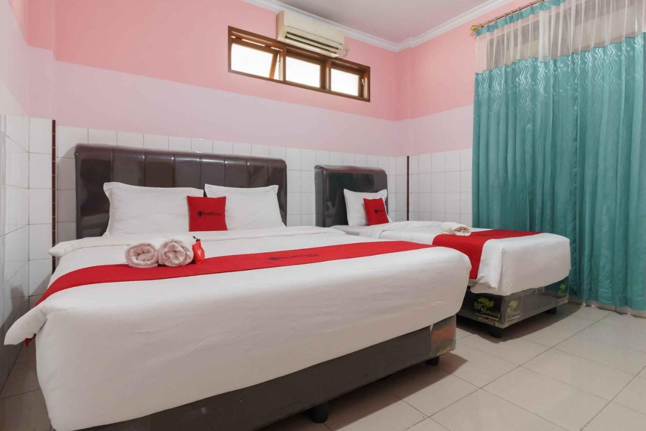 Hotel Reddoorz Plus @ Jalan Gatot Subroto Medan Sunggal Esterno foto