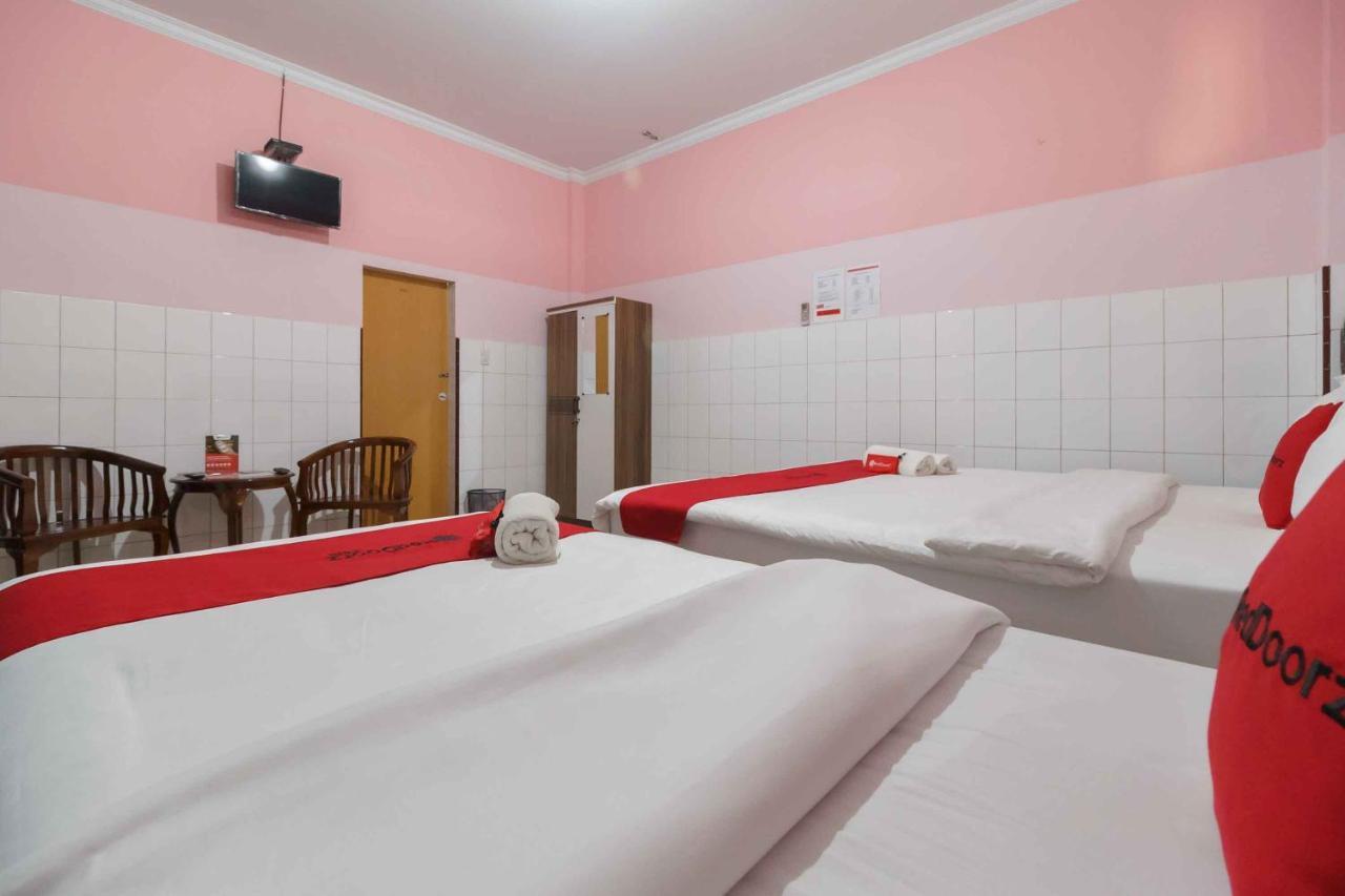 Hotel Reddoorz Plus @ Jalan Gatot Subroto Medan Sunggal Esterno foto