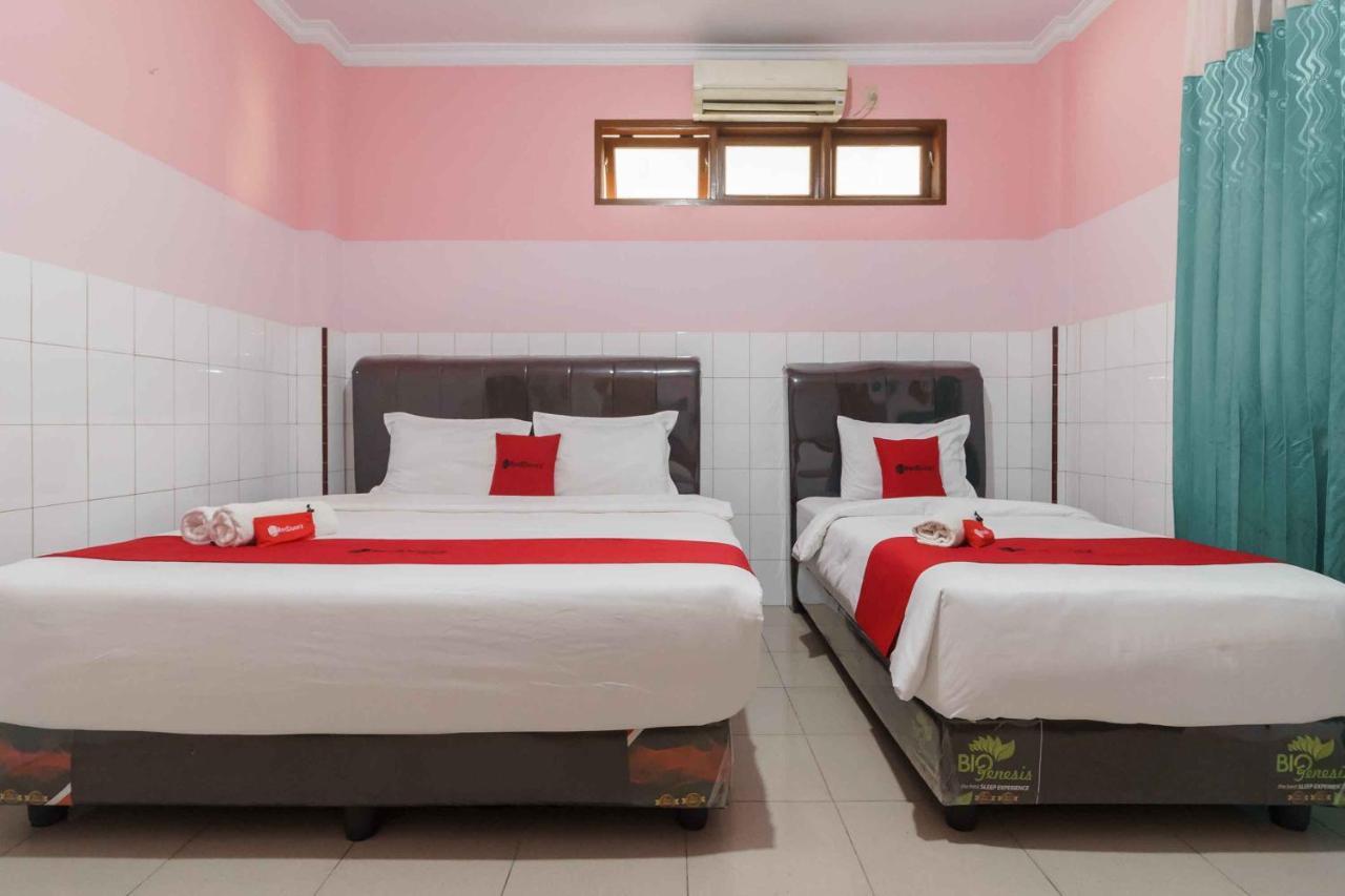 Hotel Reddoorz Plus @ Jalan Gatot Subroto Medan Sunggal Esterno foto