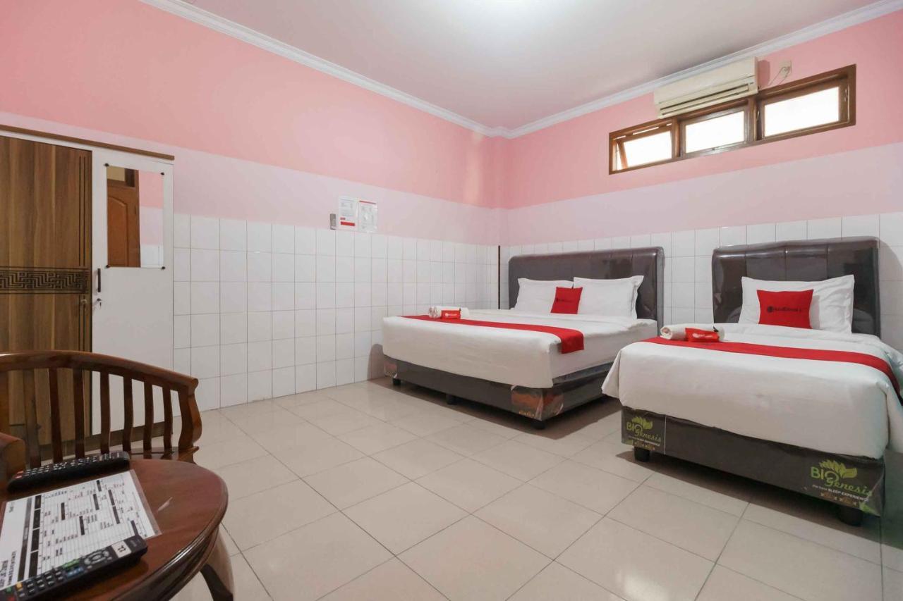 Hotel Reddoorz Plus @ Jalan Gatot Subroto Medan Sunggal Esterno foto